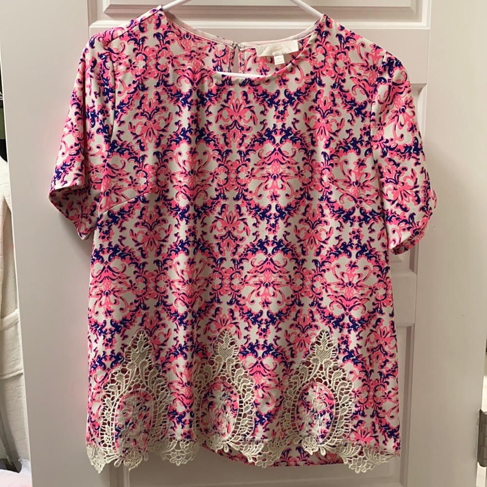Damask printed short sleeve top with open crochet trim hem